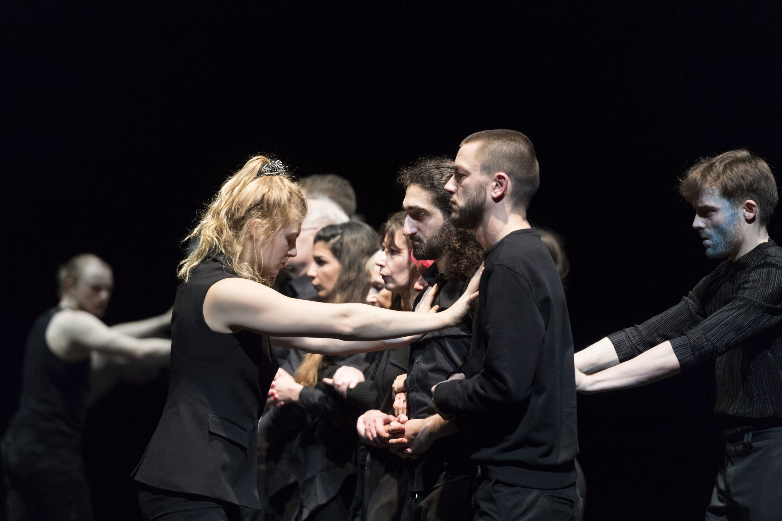Szene im Rahmen der 2. Hauptprobe  des Tanztheaterstücks " Gute Pässe Schlechte Pässe - eine Grenzerfahrung " von Helena Waldmann im Theater im Pfalzbau in Ludwigshafen/ Rheinland-Pfalz